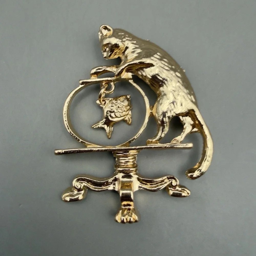 Gold Tone Cat Fish Bowl Brooch Pin Unsigned Figural Fashion Jewelry Kitty